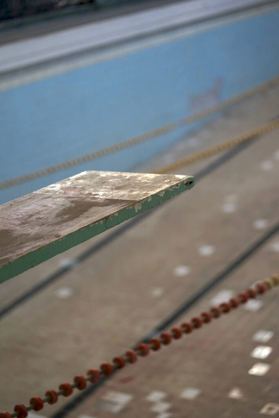 Detalle del sucio trampolín vintage en el baño de natación de tiempos imperiales abandonados
        - Foto, Imagen