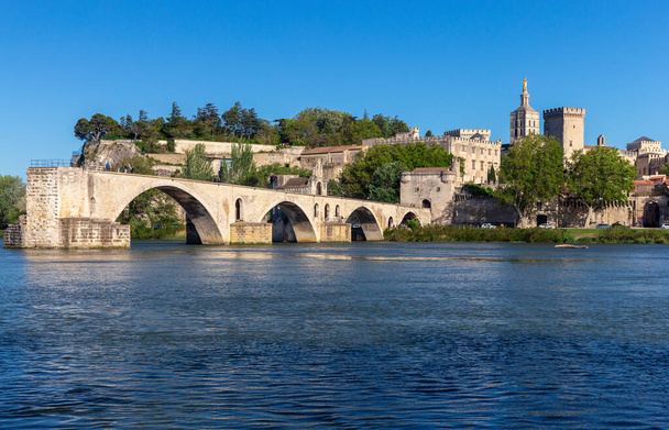 A híres St. Beneset híd a Rhone folyón, egy napsütéses napon. Avignon. Franciaország. Provence. - Fotó, kép