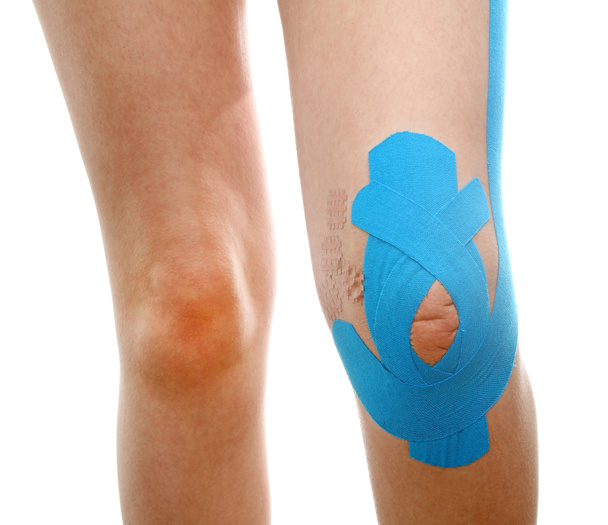 therapeutische behandeling van been met blauwe fysioband - Foto, afbeelding