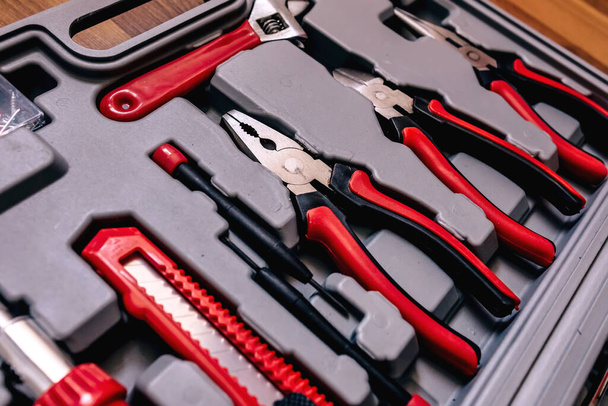 close-up de diferentes tipos de ferramentas em uma caixa. - Foto, Imagem