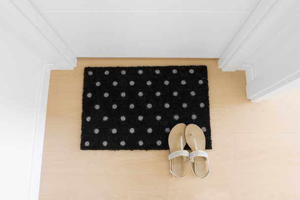 Bienvenido a casa en alfombra negra
 - Foto, Imagen