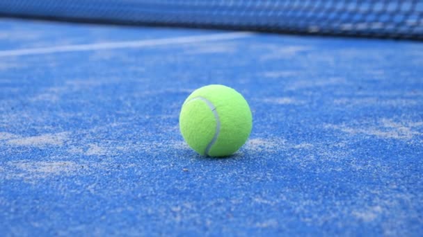 Jeden tenisový padel míč na hřišti v blízkosti sítě, venkovní cvičení, zdravý a sportovní životní styl, zblízka - Záběry, video
