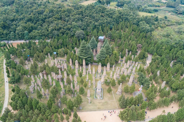 Pagoda Forest v chrámu Shaolin v Číně Asie letecké drone fotografie - Fotografie, Obrázek