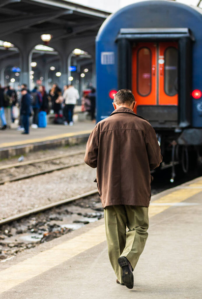 Matkustajat ja työmatkalaiset matkalla junalaiturille Bukarestin pohjoisella rautatieasemalla (Gara de Nord Bukarest) Bukarestissa, Romaniassa, 2020
 - Valokuva, kuva