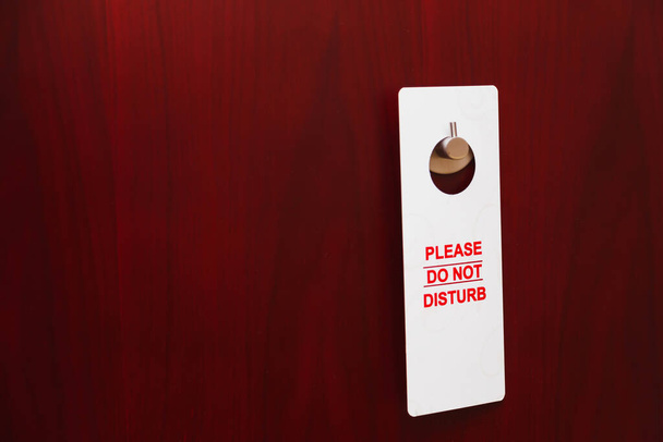 Drzwi hotelowe ze znakiem proszę nie przeszkadzać. - Zdjęcie, obraz
