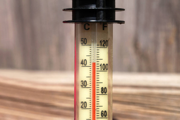Termometr wyświetlający wysokie temperatury 40 stopni w słoneczny letni dzień. - Zdjęcie, obraz