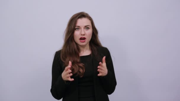 Verrassing opening mond kortingen voelt schok met overdreven gezicht uitdrukking verbaasd - Video