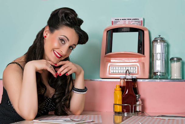 Bella e amichevole ragazza pin-up in un ambiente ristorante anni '50
 - Foto, immagini