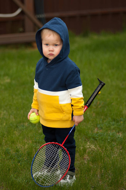 a little boy and a tennis racket - Valokuva, kuva