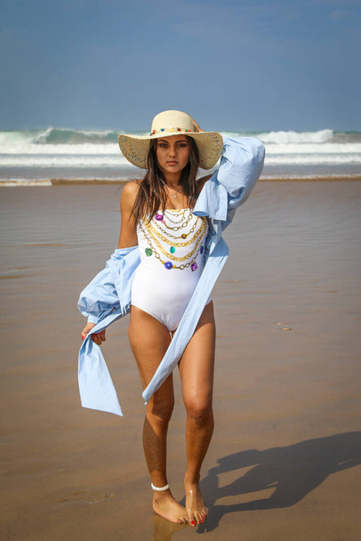 Дівчина на пляжі в купальнику і капелюсі. Атлантичний океан Агадір Марокко. - Фото, зображення