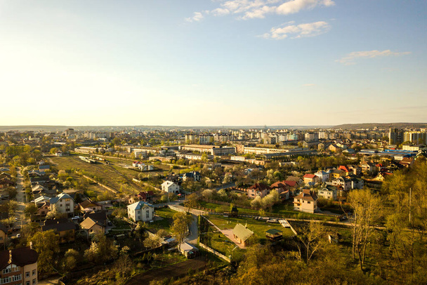 Vue aérienne de la zone rurale en ville avec maisons résidentielles - Photo, image