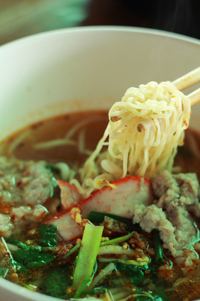 Tagliatelle di maiale in zuppa stile asiatico
 - Foto, immagini