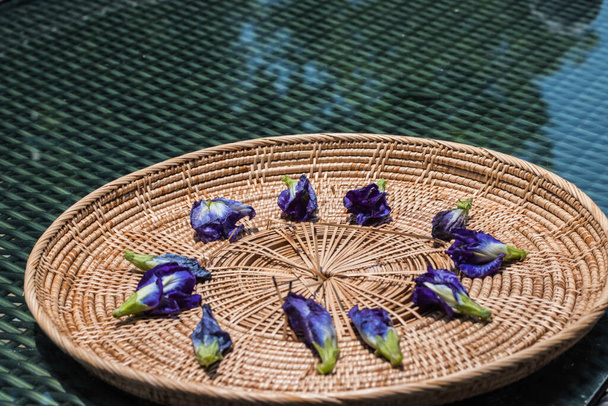 蝶のエンドウ豆またはバスケットに乾燥した青いエンドウ豆 - 写真・画像