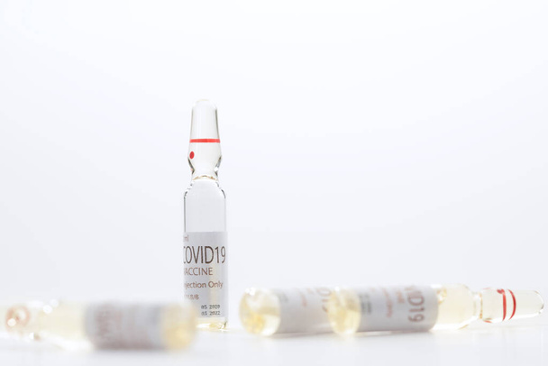 Beyaz sırtında ilaç olan ampullerin görüntüsünü kapat  - Fotoğraf, Görsel