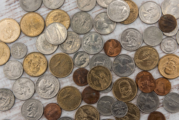 διαφορετικό μας σεντ, ένα δολάριο κέρμα στο ξύλινο γραφείο - Φωτογραφία, εικόνα
