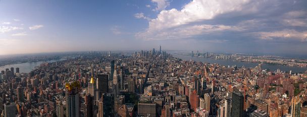 Widok na Manhattan, Nowy Jork, NY, USA w słoneczny letni dzień - Zdjęcie, obraz