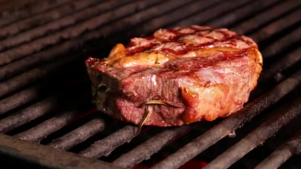Steak elkészítése a rácson és a szénen. A séf steaket csinál. Marhahúsos steak grillen. - Felvétel, videó