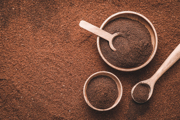 Μπολ και κουτάλια σε σκόνη καφέ - Φωτογραφία, εικόνα