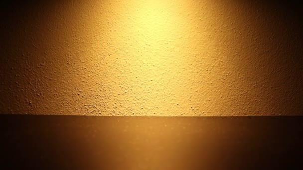 Duvardaki loş ışığın etkisi. Işığın parlaklığı artar ve azalır. Loş ışık küçük bir ışığa ayarlı. - Video, Çekim