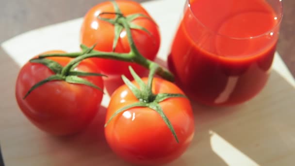 Kaada tomaattimehua, ruokavalio tuote. Sisältää lykopeenia, luonnollinen pigmentti. - Materiaali, video