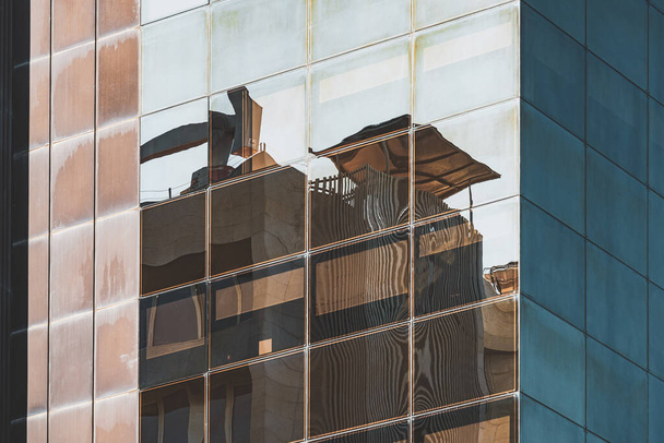 Refleksje na rogu szklanej fasady biurowca - Zdjęcie, obraz