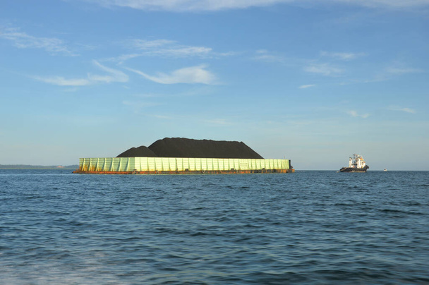 Вантажівка тягне важку вантажопідйомність вугілля в морі Таракана - Фото, зображення