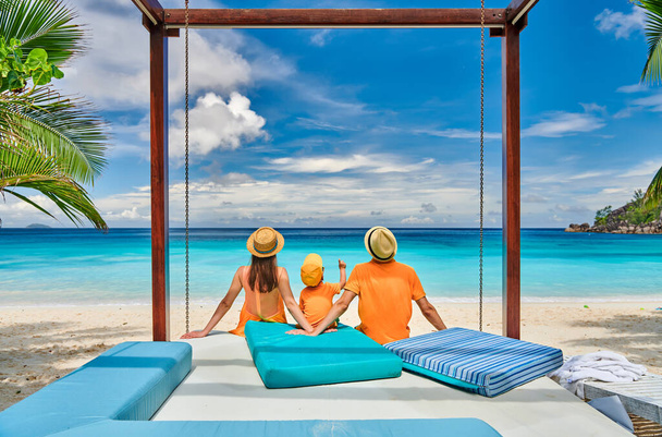 Rodina na krásné Petite Anse pláži, mladý pár v oranžové s tříletým batole chlapce. Letní dovolená na Seychelách, Mahe. - Fotografie, Obrázek