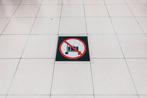 No Trolley bag sign on the floor of the airport - Φωτογραφία, εικόνα