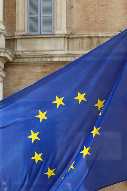 Az Európai Unió zászlaja az ősi palotán - Fotó, kép