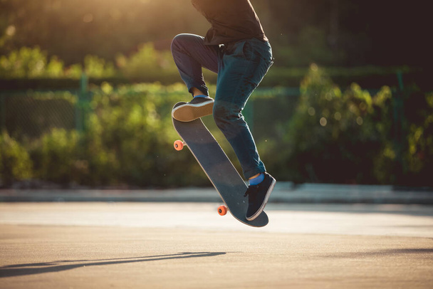 Skateboarder skateboarding at morning outdoors - Zdjęcie, obraz