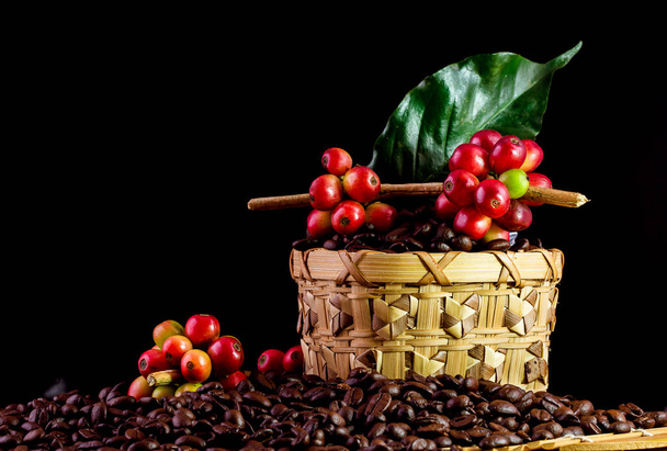 Chicchi di caffè. Su uno sfondo di legno rotazione - Foto, immagini