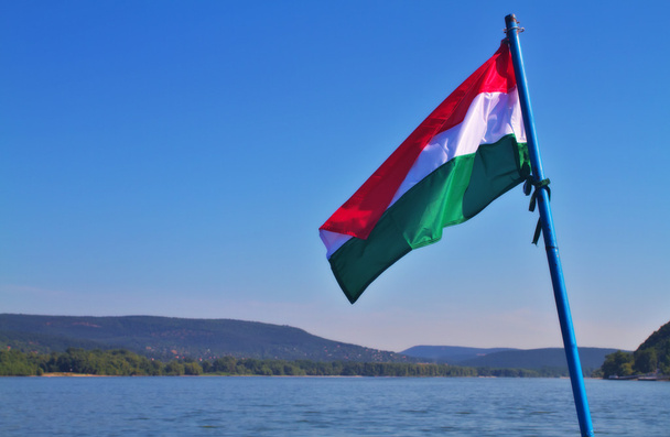 Bandeira húngara com o rio Danúbio ao fundo
 - Foto, Imagem