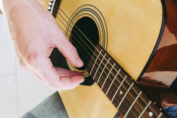 Парень, играющий на акустической гитаре
 - Фото, изображение