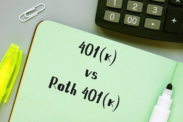Концепція бізнесу близько 401 (k) проти Roth 401 (k) з написом на аркуші
. - Фото, зображення