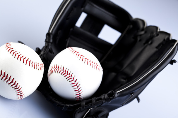 Luva de beisebol com bola
 - Foto, Imagem