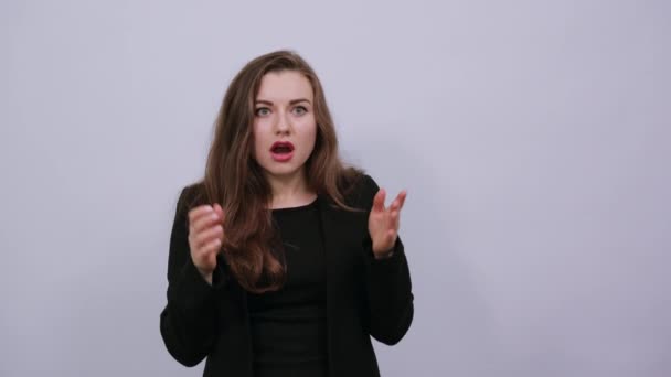 Erschreckte Frau bedeckt Mund mit Hand als Zeichen der Angst Überraschung, Personenangst - Filmmaterial, Video