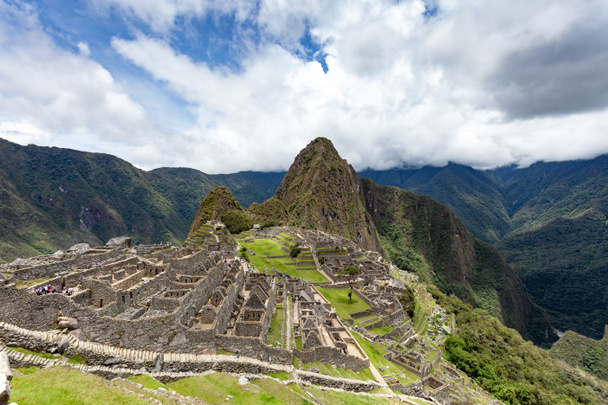 Vista das ruínas do Patrimônio Mundial da UNESCO Machu Picchu. Nublado
. - Foto, Imagem