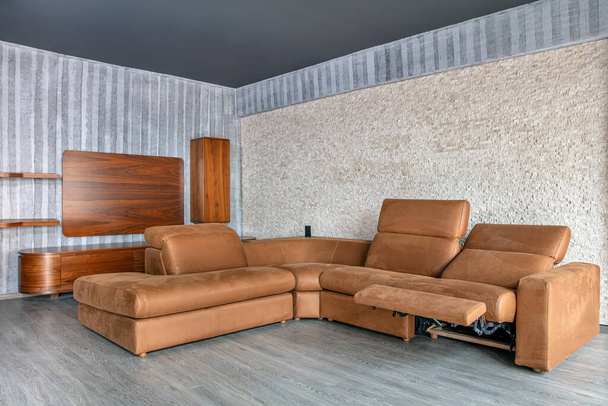 モダンな客室内のコンセプト、スタイリッシュな装飾ソファ。モバイルサポートされているモバイルソファ、家庭用家具の座席グループ。エレガントなリビングルームのインテリアで柔らかい枕と快適なソファ - 写真・画像