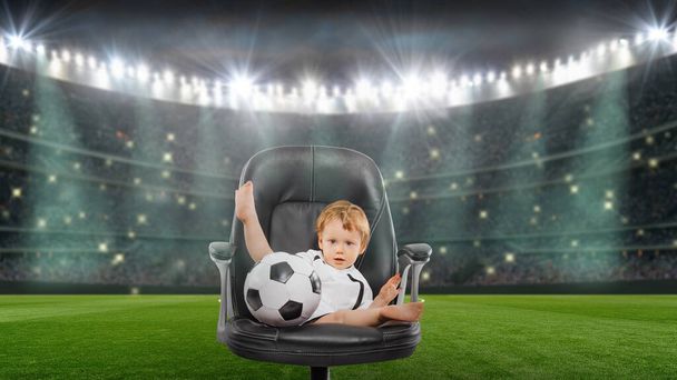 niño pequeño - ventilador está viendo el fútbol en casa
 - Foto, imagen