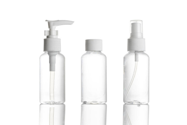 Sanitizer bottle. Empty clear plastic pump container for antiseptic gel, cosmetic soap and mineral shampoo isolated on white. Water cap blank spray on transparent background - Foto, Bild