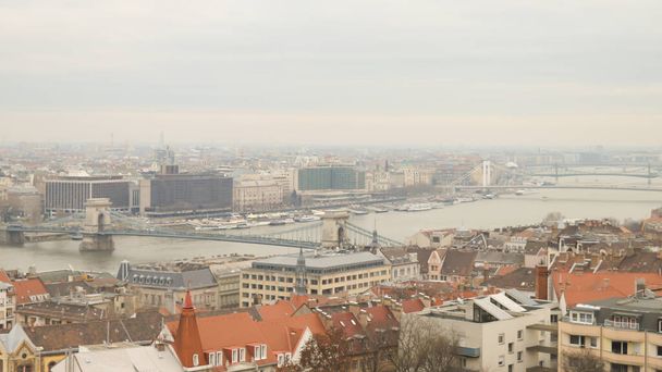 BUDAPEST, UNKARI - JOULUKUU 30, 2017: Kävely Budan linnassa Budapestissa 30. joulukuuta 2017. - Valokuva, kuva