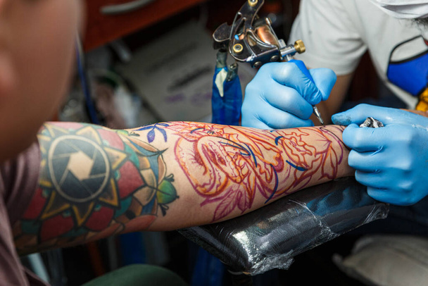 tetováló az ő gép tetoválás a karon a design rajzolt, koncepció a művészet és a design - Fotó, kép
