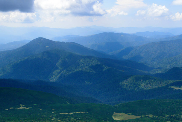 Vista panorâmica de Hoverla, montanhas dos Cárpatos, Ucrânia. Horizontal tiro ao ar livre
 - Foto, Imagem