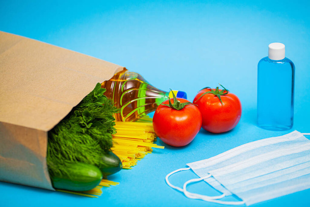 Пакет социальной помощи с продуктами для нуждающихся в помощи
 - Фото, изображение