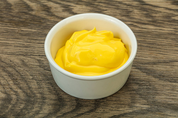 Salsa de queso sabroso natural en el tazón - Foto, Imagen