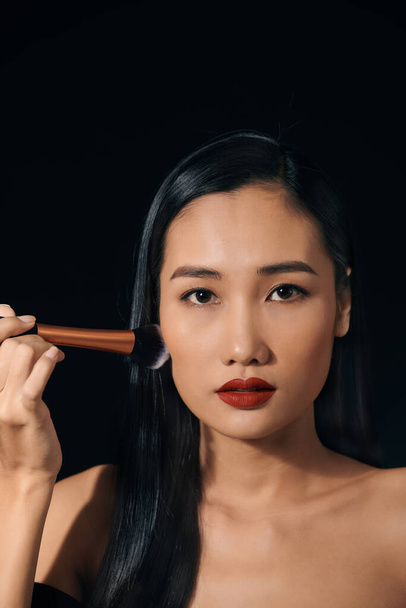 Fiatal ázsiai nő portréja rúzzsal  - Fotó, kép