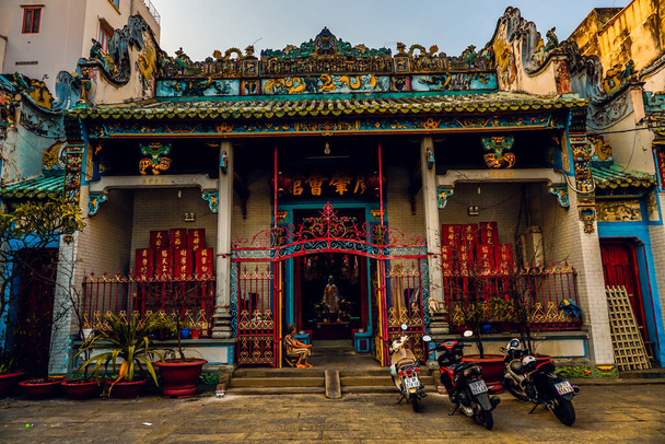 Ho Chi Minh City, Vietnam - Jan 11,2020: entrance gate of Thien Hau Temple (Hoi quan Quang Trieu pagoda) - One of Vietnamese Chinese temple at Ho Chi Minh City (Saigon), Vietnam - Foto, Imagem