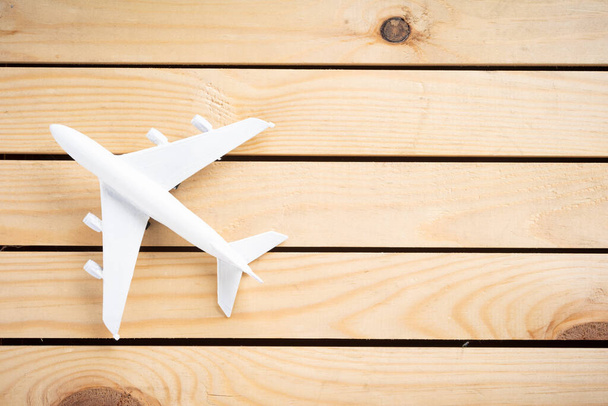 Avião em miniatura na superfície de madeira com espaço de cópia para texto
 - Foto, Imagem
