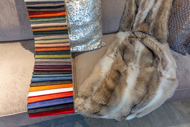 Een bankkleurkaart. Verstelbare sofa stof effen kleur grafiek. Verschillende weefselmonster, stof doek van verschillende kleur - Foto, afbeelding