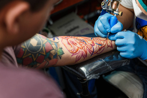 татуювання на машині татуювання на руці з намальованим дизайном, концепцією мистецтва та дизайну
 - Фото, зображення